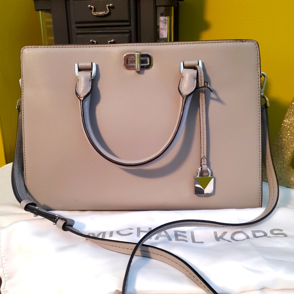 NWOT Michael Kors classy crossbody hand bag med